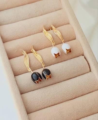 گوشواره زنانه میخی آویز گل لاله برند jewelry